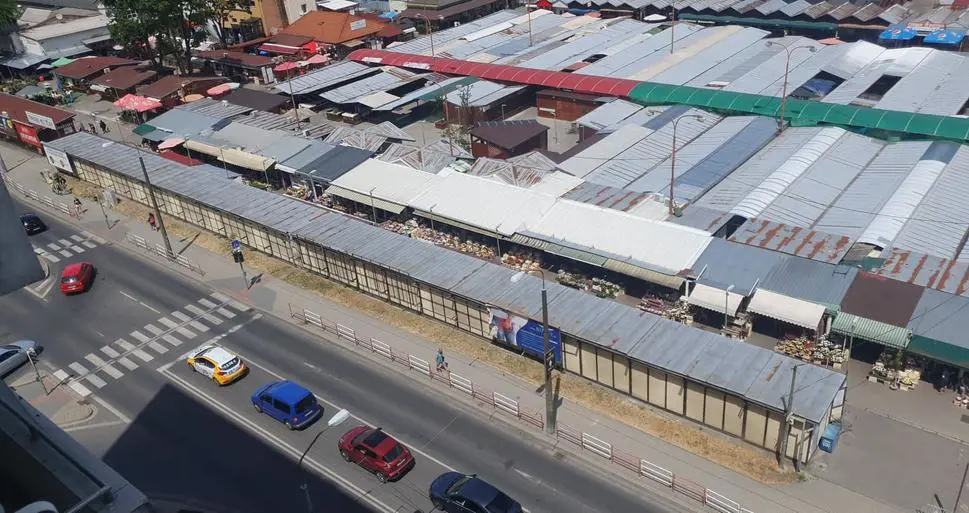 Reklamné zariadenia z pravej strany plota boli odstránené